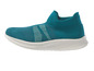 Een blauwe sneaker met witte zool