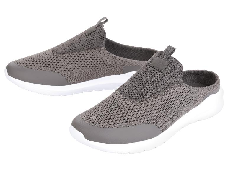 Twee paar grijze, ademende muiltjes.