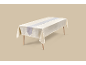 Elegant crèmekleurig tafelkleed met een grijze loper op een houten tafel