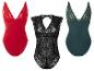 Drie lingerie-bodysuits: een rode, een groene en een zwarte met kant.