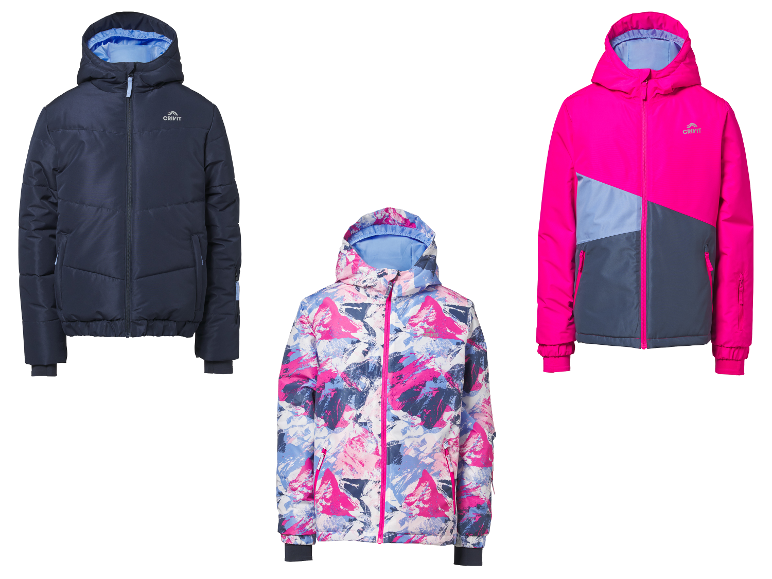 Drie kinderwinterjassen: een marineblauwe pufferjas, een kleurrijke bedrukte jas en een roze en grijze colour-block jas.