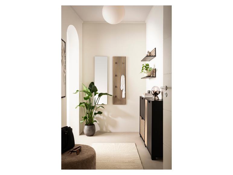 Hal met spiegel, kapstok, schoenenkast en planken in hout en zwart design.