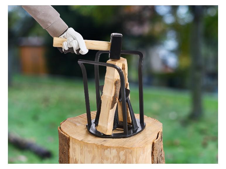 Handmatige houtklover met hamer en hout op een hakblok.