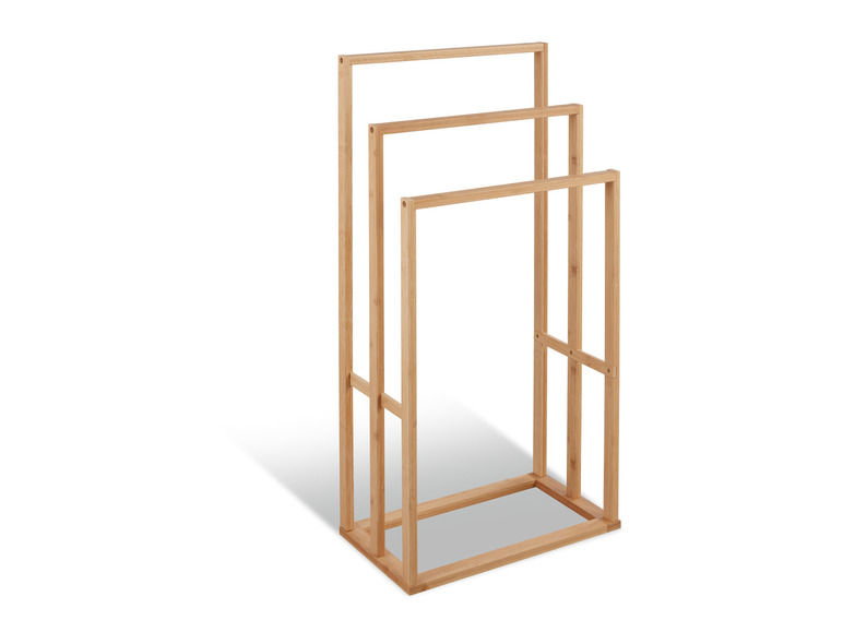 Een houten handdoekrek met drie niveaus.
