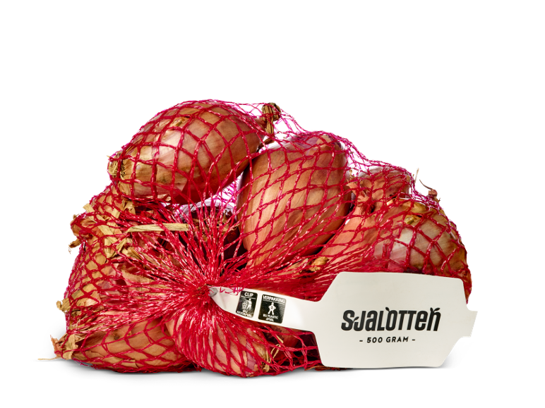 Een netzak van 500 gram sjalotten met een wit label.