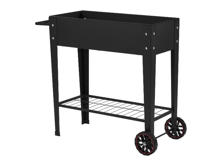 Zwarte barbecue op wielen met onderste plank.