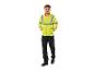 Man in gele veiligheidsjas en zwarte werkbroek.