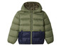 Een groene en blauwe winterjas met capuchon.