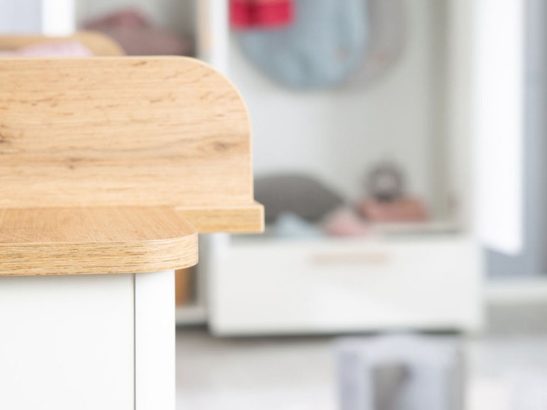 Een houten bovenblad van een wit dressoir.