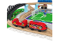 Speelgoedtreinset met rode trein, houten rails, een voetbalveld en figuren.