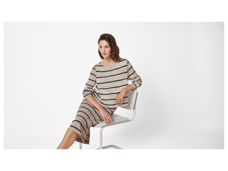 Beige en donkerblauwe gestreepte trui en rok.