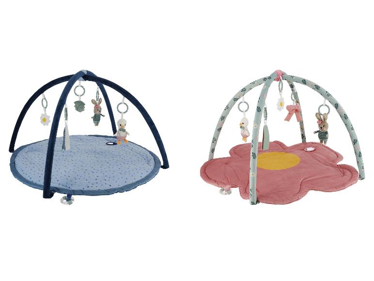Twee baby speelmatten met bogen en hangend speelgoed, één blauw en één roze.