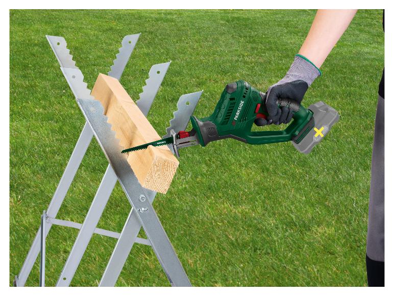 Parkside draadloze reciprozaag zaagt een houten plank op een zaagbok.