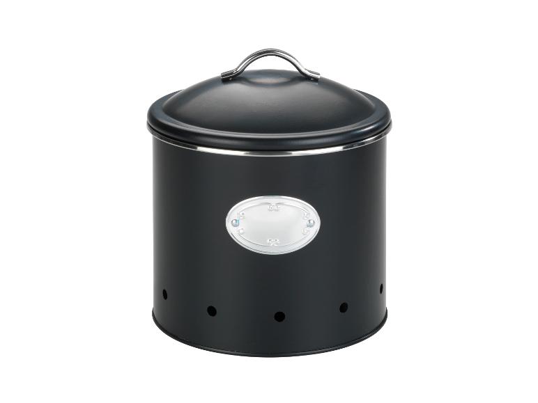 Zwarte metalen container met deksel en zilveren label.