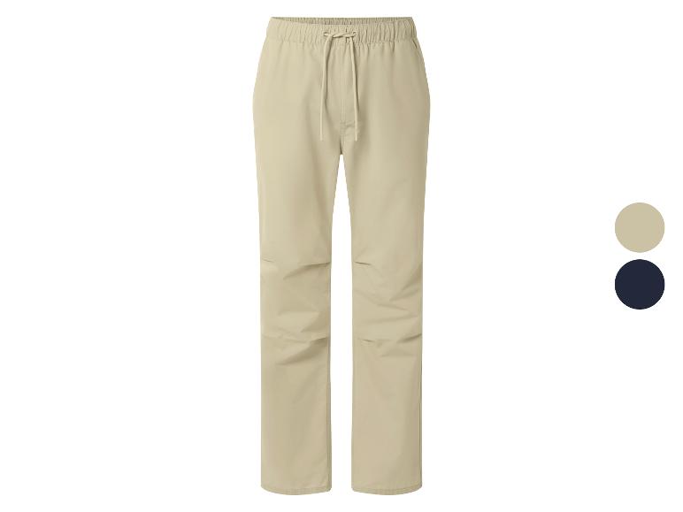Beige broek met trekkoord in de taille, met kleurstalen in beige en donkerblauw.