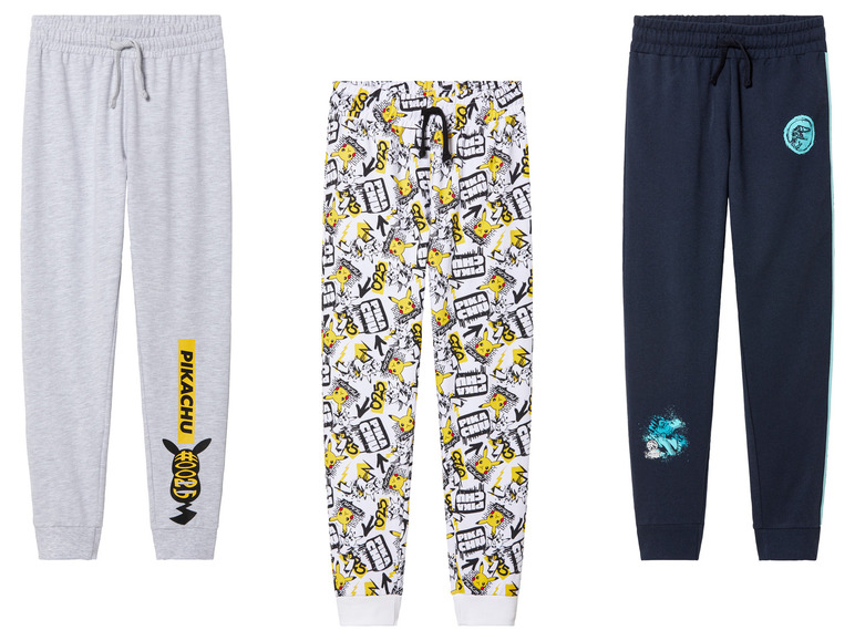 Drie joggingbroeken voor jongens: grijs, wit met Pikachu print en donkerblauw met een dinosaurusprint.
