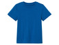 Een blauwe, effen T-shirt met korte mouwen.