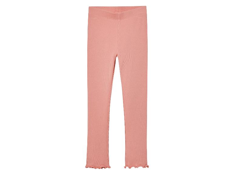 Een roze gebreide legging met geruite zoom.