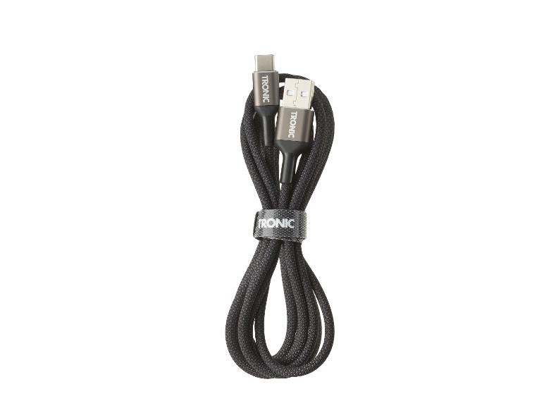 Zwarte gevlochten USB-C-oplaadkabel met USB-A-connector en klittenbandsluiting.