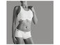 Een vrouw draagt een witte sportbeha en witte boxershorts van Mexx.