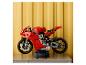 Rood LEGO Technic Ducati Panigale V4 R motorfietsmodel op een zwarte standaard.