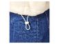 Witte imitatiebontjas en blauwe jeans met trekkoord