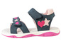 Blauwe sandalen met roze hartjes en sterretjes.
