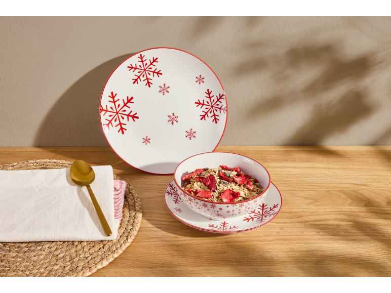 Winterse servies set met sneeuwvlokken, inclusief bord, kom met muesli en schotel.