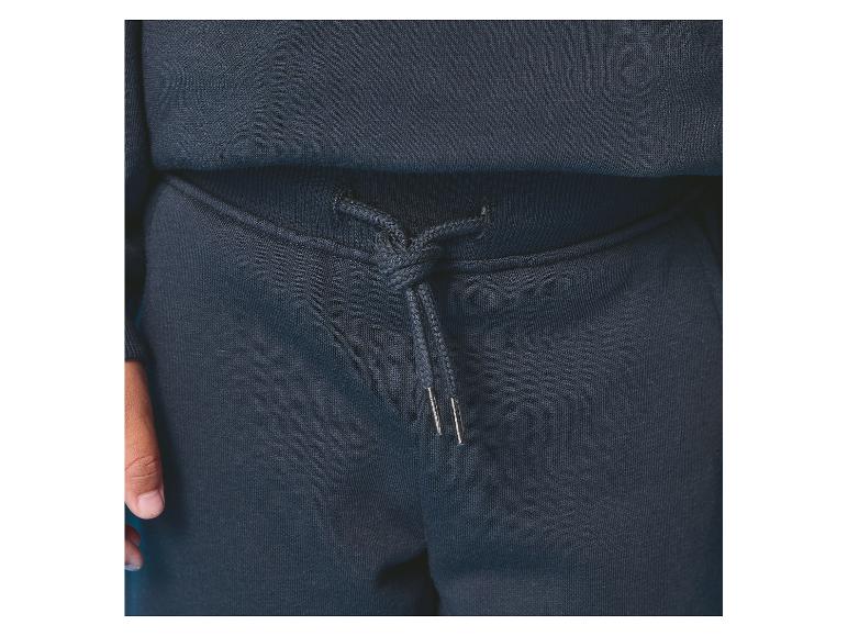 Close-up van een marineblauwe joggingbroek met trekkoord in de taille.