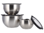 Drie roestvrijstalen kommen met deksels.