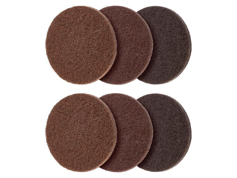 Zes bruine schuurpads in verschillende tinten voor polijsten.