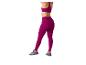 Vrouw in fuchsia sportbeha en legging, achteraanzicht