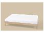 Licht houten bedframe met een wit matras op een beige achtergrond.