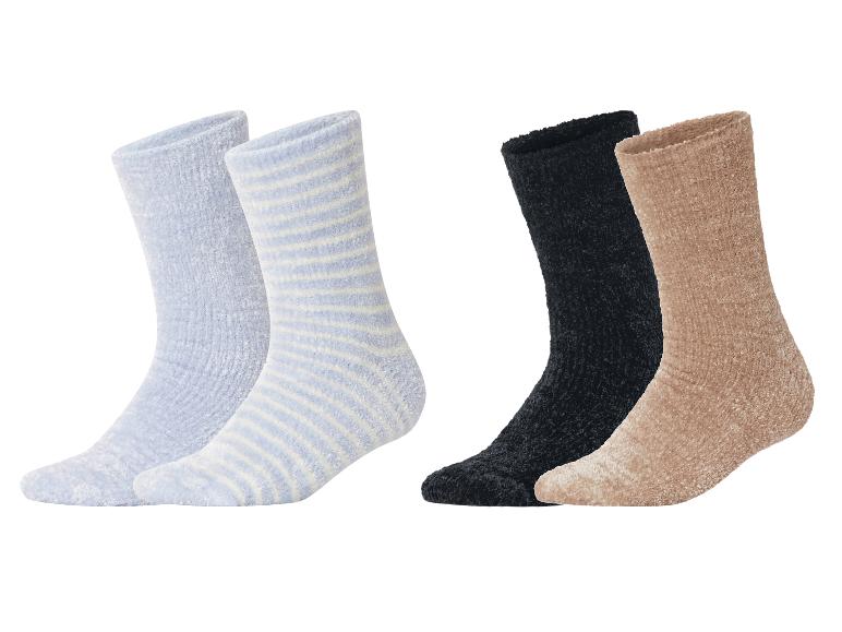 Twee paar zachte sokken: een paar lichtblauwe en lichtblauw-wit gestreepte, en een paar zwarte en beige sokken.
