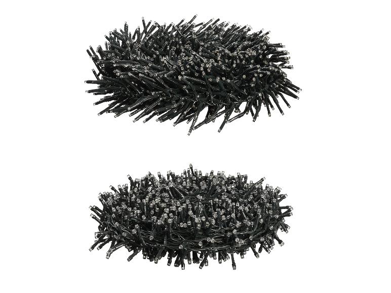 Twee opgerolde sets zwarte LED-lichtjes op een witte achtergrond.