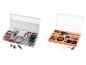 Twee naaidozen met draden, naalden, scharen en andere accessoires.