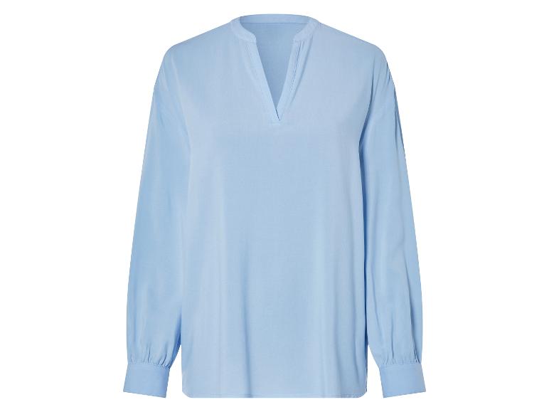 Lichtblauwe blouse met lange mouwen, V-hals.
