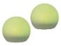 Twee gloeiende groene bollen die zacht licht uitstralen.