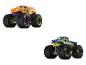 Twee monstertrucks, een oranje 'Jester' en een blauwe met gele bliksems.