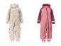 Twee waterdichte regenpakken voor kinderen, één beige met roze bloemenprint, één roze en bordeauxrood.