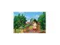 Speelgoedkonijnen op een boomhut met glijbaan en ladder, omringd door bomen.