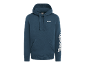 Blauwe hoodie met wit logo op de borst en mouw.