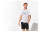 Man in wit T-shirt met hondenprint en zwarte korte broek.