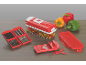 Rode groentesnijder met gesneden paprika's, diverse messen en hele paprika's.