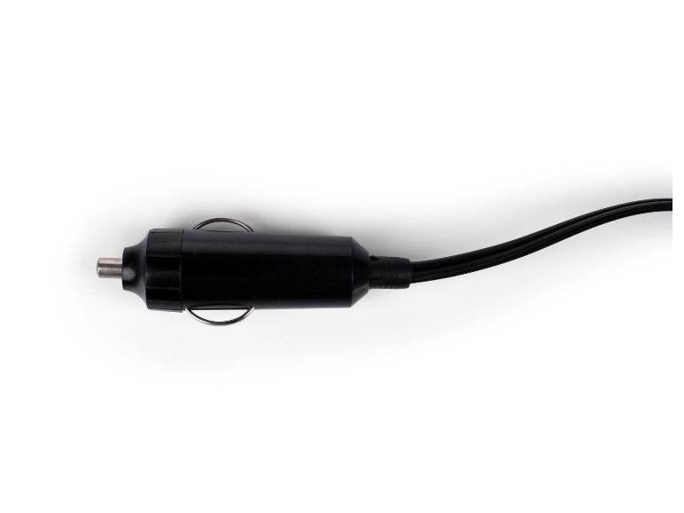 Zwarte autolader met kabel op een witte achtergrond.
