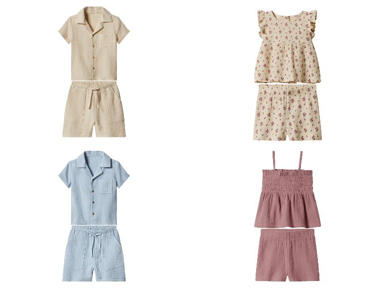 Vier kinderpyjamasets: beige, blauw, bloemenpatroon en roze.