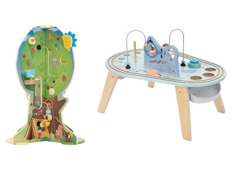 Twee houten kinderspeelgoed: een boomhut en een activiteitentafel met zeethema.