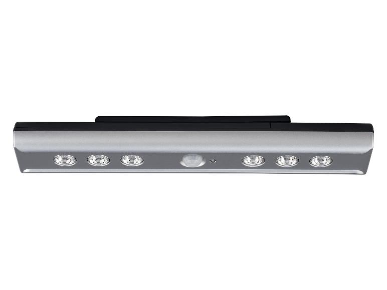 LED-bewegingssensorlamp, met zes lampen en een zilveren en zwarte behuizing.
