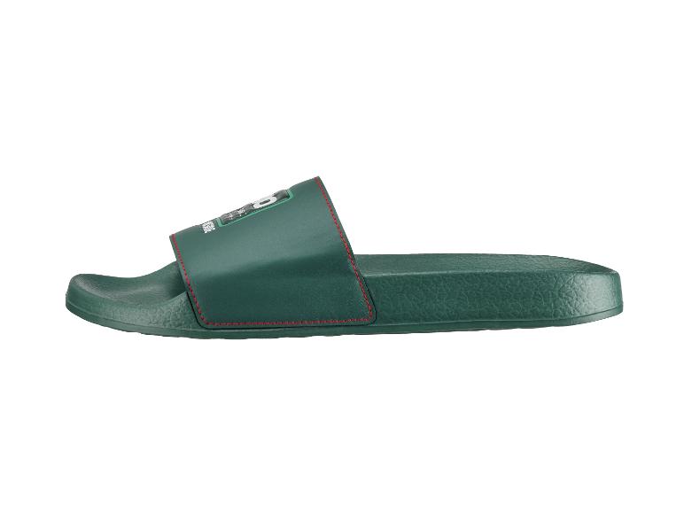 Groene slipper met rode stiksels en een grafische print op de band.