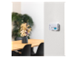 Witte koolmonoxidemelder gemonteerd op een lichte muur in een eetkamer.